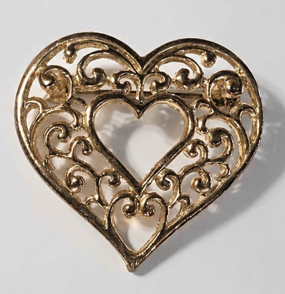 Vintage Heart Brooch Pin 1.25” Lacy Gold-tone Romantic Ornate go26